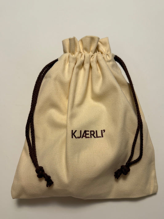 KJÆRLI' STOFPOSE